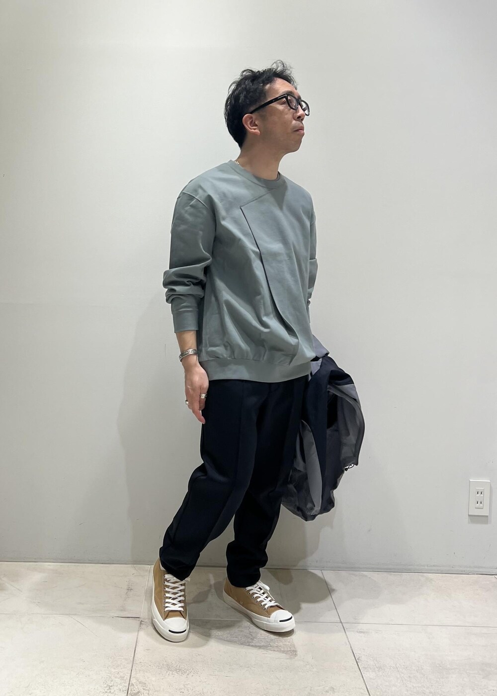 「ADAM ET ROPÉ、HOMME、UNISEX、骨格ストレート、イエベ、カジュアル、大人カジュアル、スポーティー、春コーデ、秋コーデ、春ファッション、秋ファッション」｜「ADAM ET ROPE'の【NIKKE/ニッケ】撥水タフタ オーバーサイズ フーディ ブルゾン（ブルゾン、グレー系）」を使った、Yuuki Mizさん（メンズ・165cm）の春コーディネートの7枚目の写真