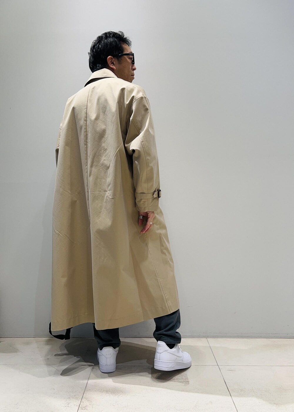 「ADAM ET ROPÉ、HOMME、UNISEX、骨格ストレート、イエベ、きれいめカジュアル、カジュアル、大人カジュアル、春コーデ、春ファッション、オーバーサイズ、ビッグシルエット、ニット、コート」｜「ADAM ET ROPE'の【WEB限定】玉虫色 ボリュームスリーブ バルマカーン ロング ステンカラーコート / ユニセックス（ステンカラーコート、ベージュ系）」を使った、Yuuki Mizさん（メンズ・165cm）の春コーディネートの4枚目の写真