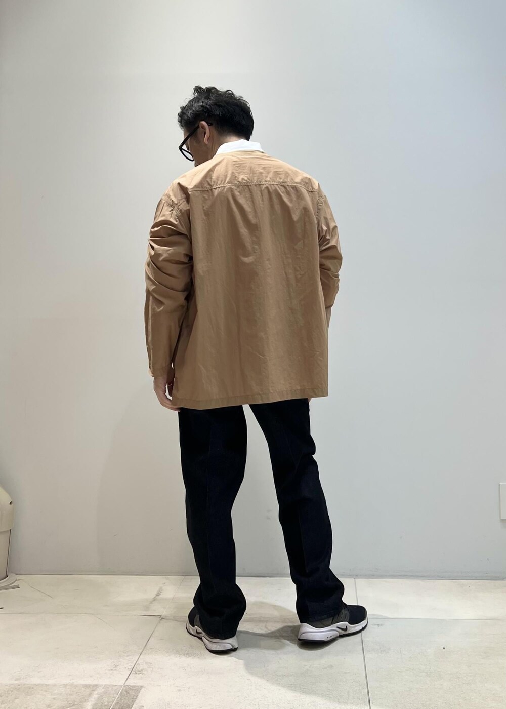 「ADAM ET ROPÉ、HOMME、UNISEX、サステナブル、骨格ストレート、イエベ、きれいめカジュアル、カジュアル、セットアップ対応、春、夏、秋、春コーデ、夏コーデ、秋コーデ」｜「ADAM ET ROPE'の【コットンUSA】デニム センタークリース スラックス / サステナブル / セットアップ対応（デニムパンツ、ブラック系）」を使った、Yuuki Mizさん（メンズ・165cm）の夏コーディネートの4枚目の写真