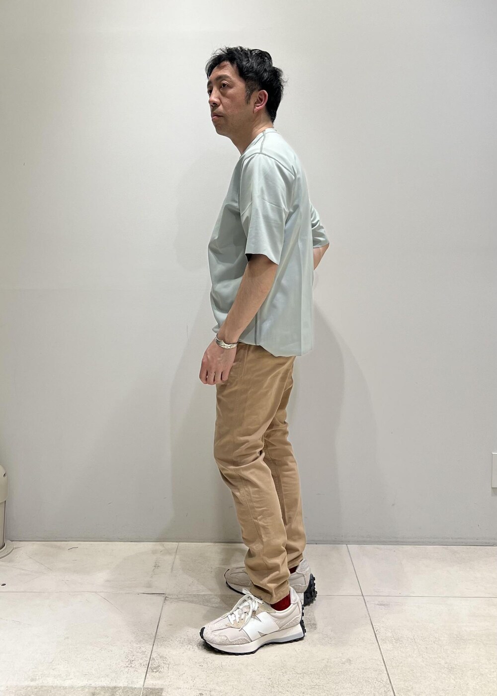 「リバーシブル、ADAM ET ROPÉ、HOMME、UNISEX、骨格ストレート、イエベ、きれいめカジュアル、カジュアル、春コーデ、夏コーデ、春ファッション、夏ファッション、洗える、ウォッシャブル、Tシャツ」｜「GramicciのWEB限定【GRAMICCI】22AW別注 NN PANTS/GARMENT DYE TIGHT FIT（その他パンツ、ベージュ系）」を使った、Yuuki Mizさん（メンズ・165cm）の春コーディネートの3枚目の写真