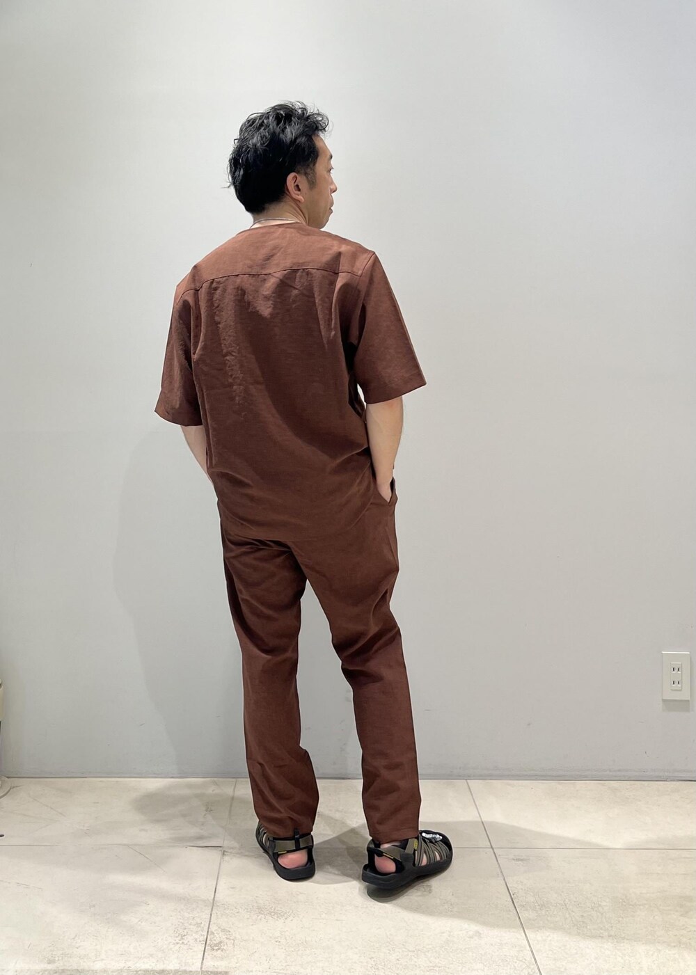 「ADAM ET ROPÉ、HOMME、UNISEX、サステナブル、骨格ストレート、イエベ、セットアップ、セットアイテム、春、夏、春コーデ、夏コーデ、春ファッション、夏ファッション、接触冷感」｜「ADAM ET ROPE'の【洗えるセットアップ】RIRANCHA Tシャツ & イージーパンツ / 防シワ性 / ユニセックス（セットアップ、ブラウン系）」を使った、Yuuki Mizさん（メンズ・165cm）の春コーディネートの4枚目の写真