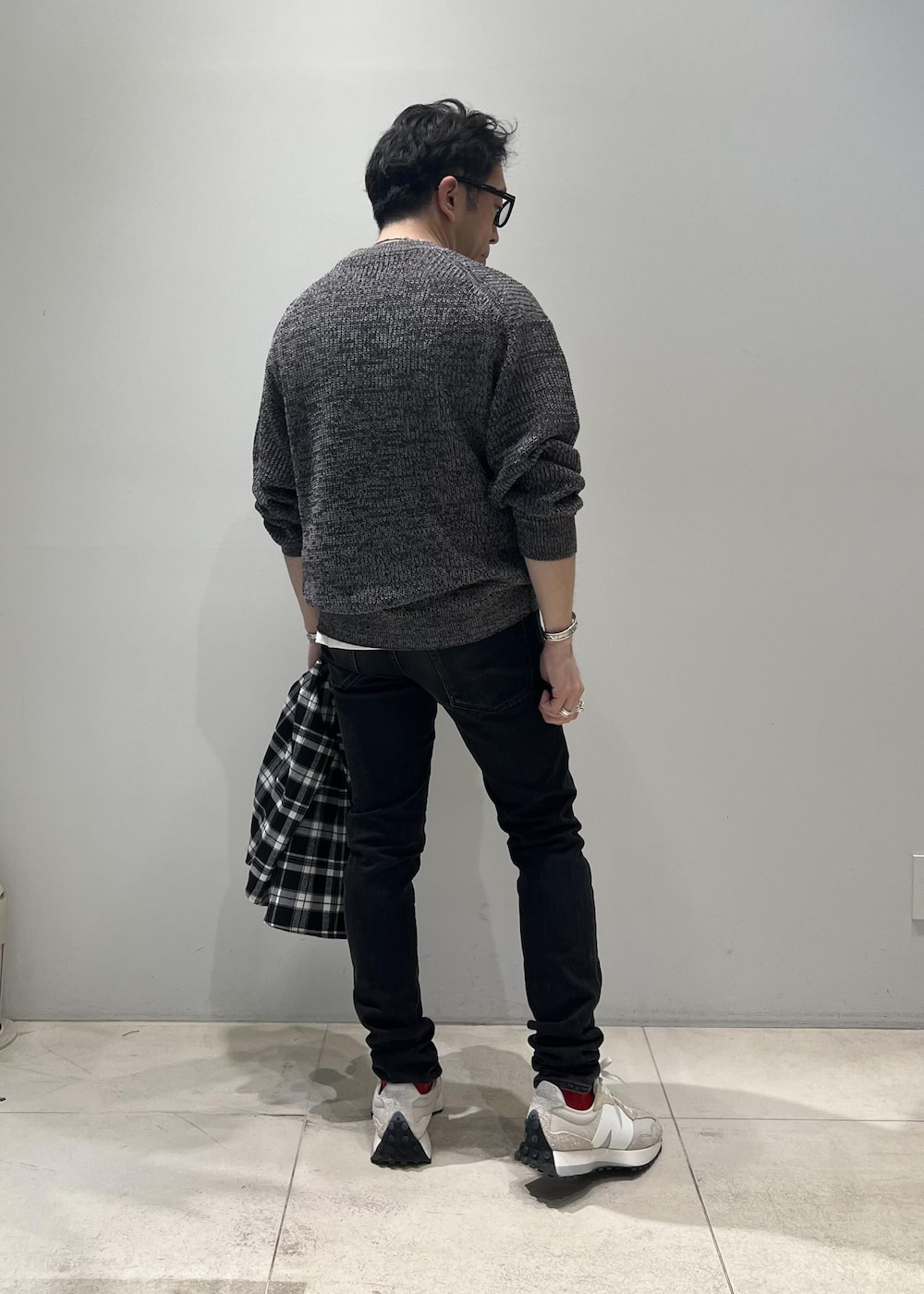 「ADAM ET ROPÉ、HOMME、UNISEX、骨格ストレート、イエベ、春コーデ、夏コーデ、春ファッション、夏ファッション、オーバーサイズ、ビッグシルエット、ニット」｜「ADAM ET ROPE'のコットンリネン メランジ ニット プルオーバー / 3シーズン着用可能（ニット/セーター、ブラック系）」を使った、Yuuki Mizさん（メンズ・165cm）の春コーディネートの7枚目の写真