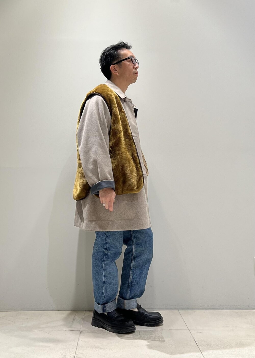 「ADAM ET ROPÉ、HOMME、UNISEX、骨格ストレート、イエベ、カジュアル、大人カジュアル、秋コーデ、冬コーデ、秋ファッション、冬ファッション、23AW秋の新作、23AW冬の新作、ジレ、ベスト」｜「ADAM ET ROPE'の【CESSE】スクラップレザーボリュームソールローファー/リサイクルレザー/ユニセックス（ローファー、ブラック系）」を使った、Yuuki Mizさん（メンズ・165cm）の冬コーディネートの4枚目の写真