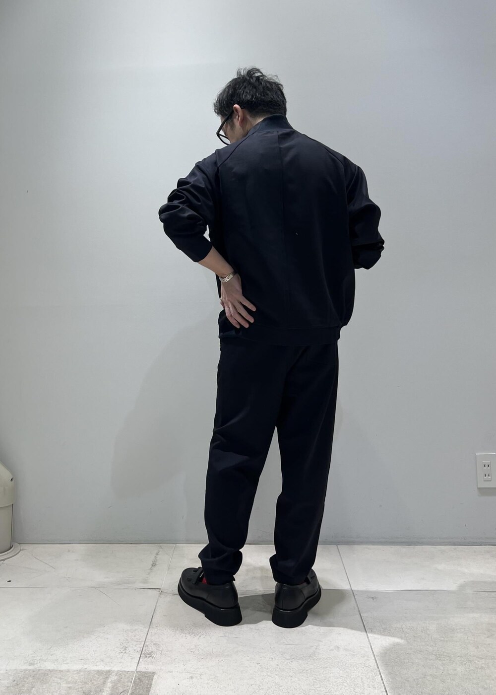「ADAM ET ROPÉ、HOMME、UNISEX、骨格ストレート、イエベ、きれいめ、きれいめカジュアル、モード、スポーティー、セットアップ、セットアップ対応、春コーデ、秋コーデ、春ファッション、秋ファッション」|「ADAM ET ROPE'の《新色追加・2点セット》M-65 ビッグシルエット モッズコート / コート&中綿ライナーセット / ライナー取り外し可能 / ユニセックス(モッズコート、ホワイト系)」を使った、Yuuki Mizさん(メンズ・165cm)の秋コーディネートの4枚目の写真