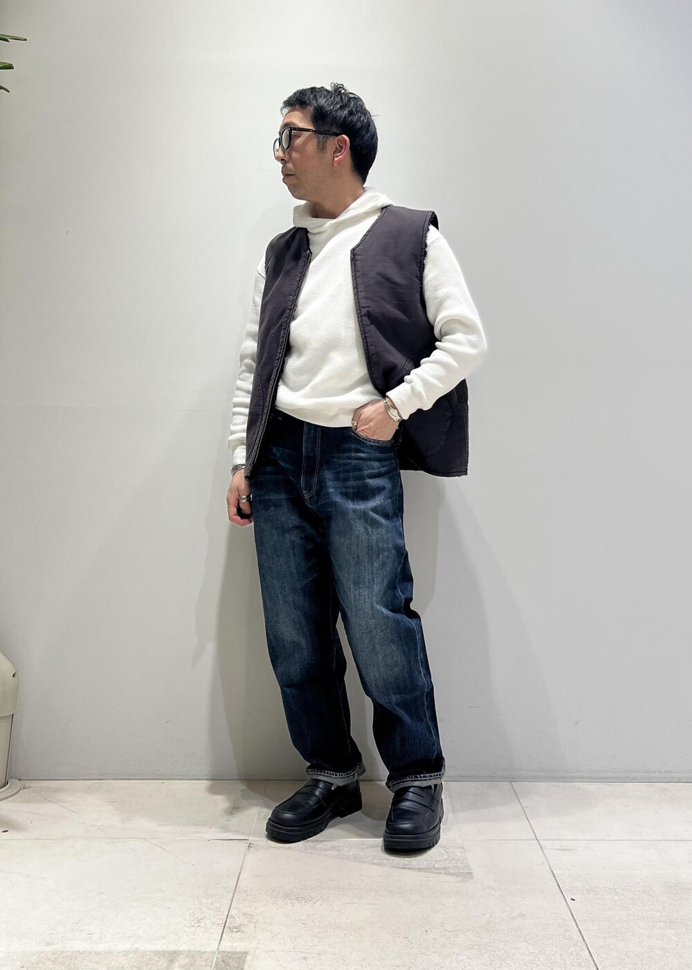 「ADAM ET ROPÉ、HOMME、UNISEX、骨格ストレート、イエベ、カジュアル、大人カジュアル、ミリタリー、春コーデ、秋コーデ、春ファッション、秋ファッション、パーカー、ベスト、デニムパンツ」｜「ADAM ET ROPE'の【CESSE】スクラップレザーボリュームソールローファー/リサイクルレザー/ユニセックス（ローファー、ブラック系）」を使った、Yuuki Mizさん（メンズ・165cm）の冬コーディネートの5枚目の写真