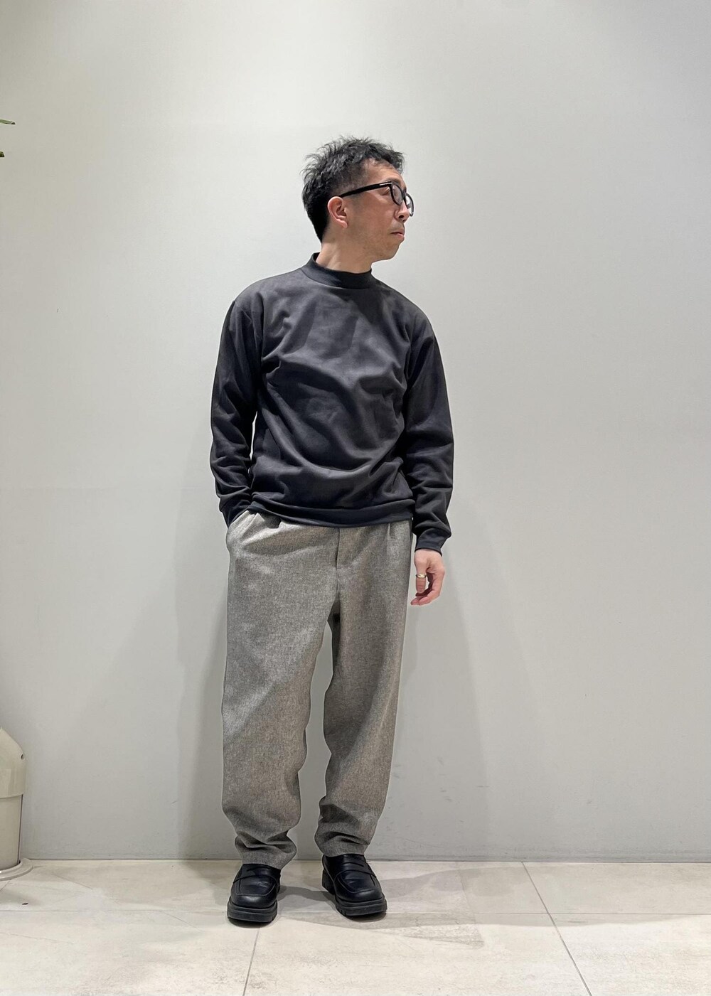 「ADAM ET ROPÉ、HOMME、UNISEX、骨格ストレート、イエベ、きれいめ、きれいめカジュアル、大人カジュアル、スポーティー、春コーデ、冬コーデ、春ファッション、冬ファッション、ワントーン、機能素材」｜「ADAM ET ROPE'の【CESSE】スクラップレザーボリュームソールローファー/リサイクルレザー/ユニセックス（ローファー、ブラック系）」を使った、Yuuki Mizさん（メンズ・165cm）の冬コーディネートの5枚目の写真