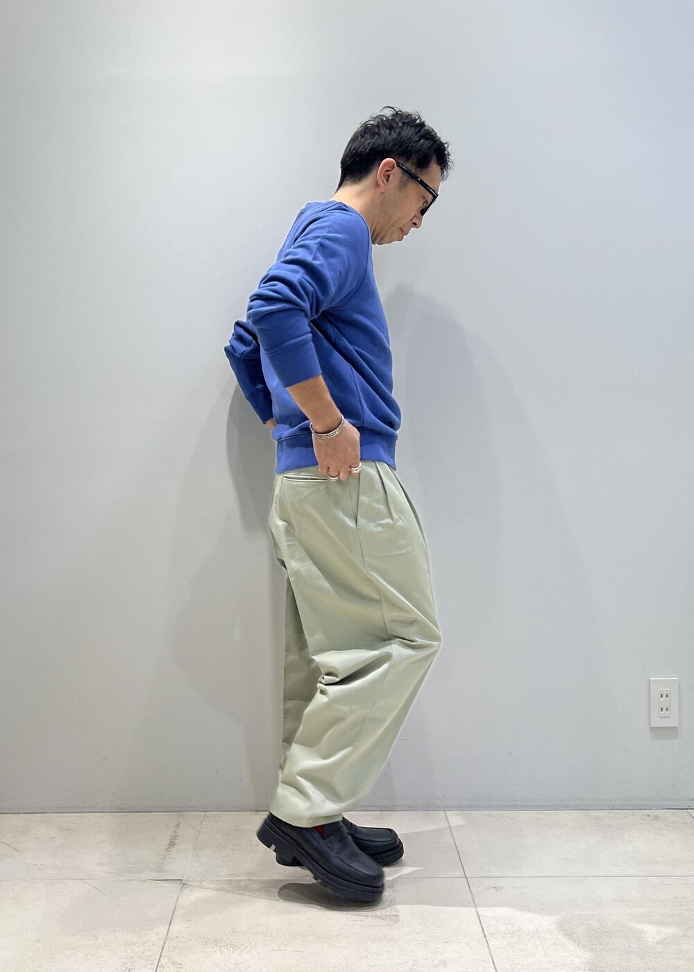 「ADAM ET ROPÉ、HOMME、UNISEX、骨格ストレート、イエベ、きれいめカジュアル、カジュアル、大人カジュアル、秋コーデ、冬コーデ、秋ファッション、冬ファッション、23AW秋の新作、シャツ」｜「Saturdays NYCのBowery Miller Standard Crew（スウェット、ブルー系）」を使った、Yuuki Mizさん（メンズ・165cm）の秋コーディネートの6枚目の写真