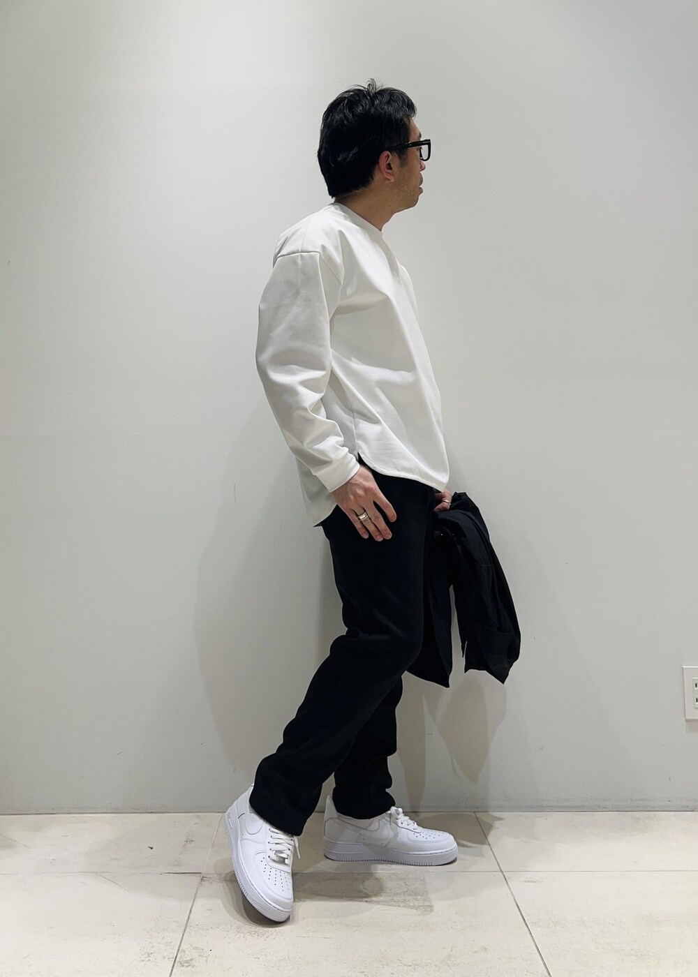 ブラック系のその他パンツ、ブラック系のブルゾン、ブラック系のバックパック/リュックを着用したメンズの春コーディネートの4枚目の写真