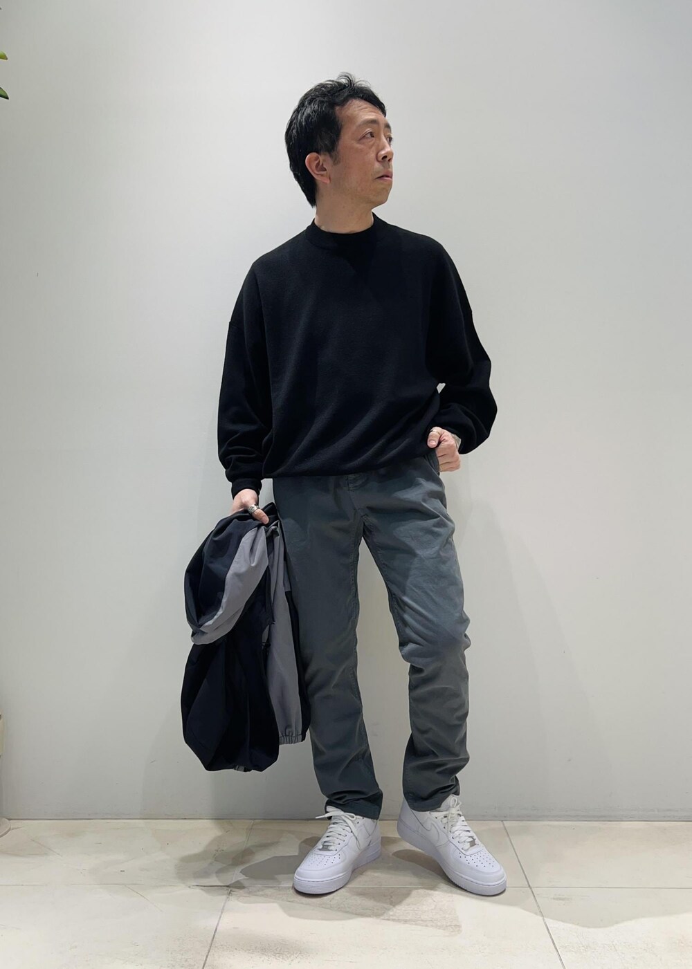 「ADAM ET ROPÉ、HOMME、UNISEX、骨格ストレート、イエベ、カジュアル、大人カジュアル、スポーティー、春コーデ、秋コーデ、春ファッション、秋ファッション、パーカー、ジャケット」｜「ADAM ET ROPE'の【NIKKE/ニッケ】撥水タフタ オーバーサイズ フーディ ブルゾン（ブルゾン、ブルー系）」を使った、Yuuki Mizさん（メンズ・165cm）の春コーディネートの6枚目の写真