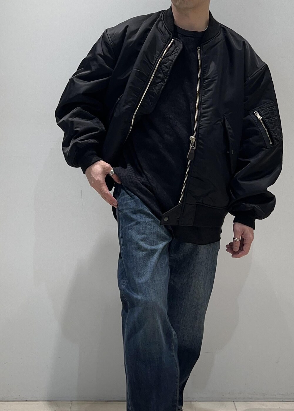 「ADAM ET ROPÉ、HOMME、UNISEX、骨格ストレート、イエベ、カジュアル、大人カジュアル、ミリタリー、春コーデ、秋コーデ、春ファッション、秋ファッション、アウター、ジャケット、ブルゾン」｜「ADAM ET ROPE'の【WILD LIFE TAILOR】オーバーサイズ L-2 フライト ジャケット サスティナブル（ミリタリージャケット、ブラック系）」を使った、Yuuki Mizさん（メンズ・165cm）の春コーディネートの4枚目の写真