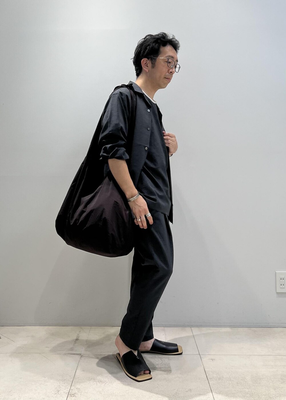 「ADAM ET ROPÉ、HOMME、UNISEX、骨格ストレート、イエベ、きれいめ、きれいめカジュアル、大人カジュアル、春、夏、春コーデ、夏コーデ、秋コーデ、春ファッション、夏ファッション」｜「ADAM ET ROPE'の《今だけのSPECIAL PRICE!!》【RIRANCHA】リラックスシルエット オープンカラー シャツ / 吸水速乾 / 接触冷感（シャツ/ブラウス、グリーン系）」を使った、Yuuki Mizさん（メンズ・165cm）の夏コーディネートの2枚目の写真