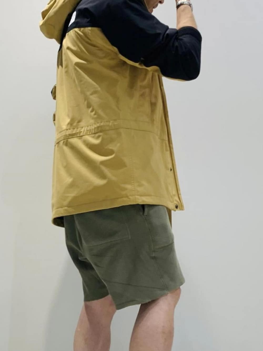 「真夏のアクティブスタイル、休日スタイル、カジュアルコーデ、夏コーデ、マウンテンライトジャケット」｜「THE NORTH FACEの【THE NORTH FACE】NP11834 Mountain Light Jacket（マウンテンパーカー、ベージュ系）」を使った、Yuuki Mizさん（メンズ・165cm）の夏コーディネートの2枚目の写真