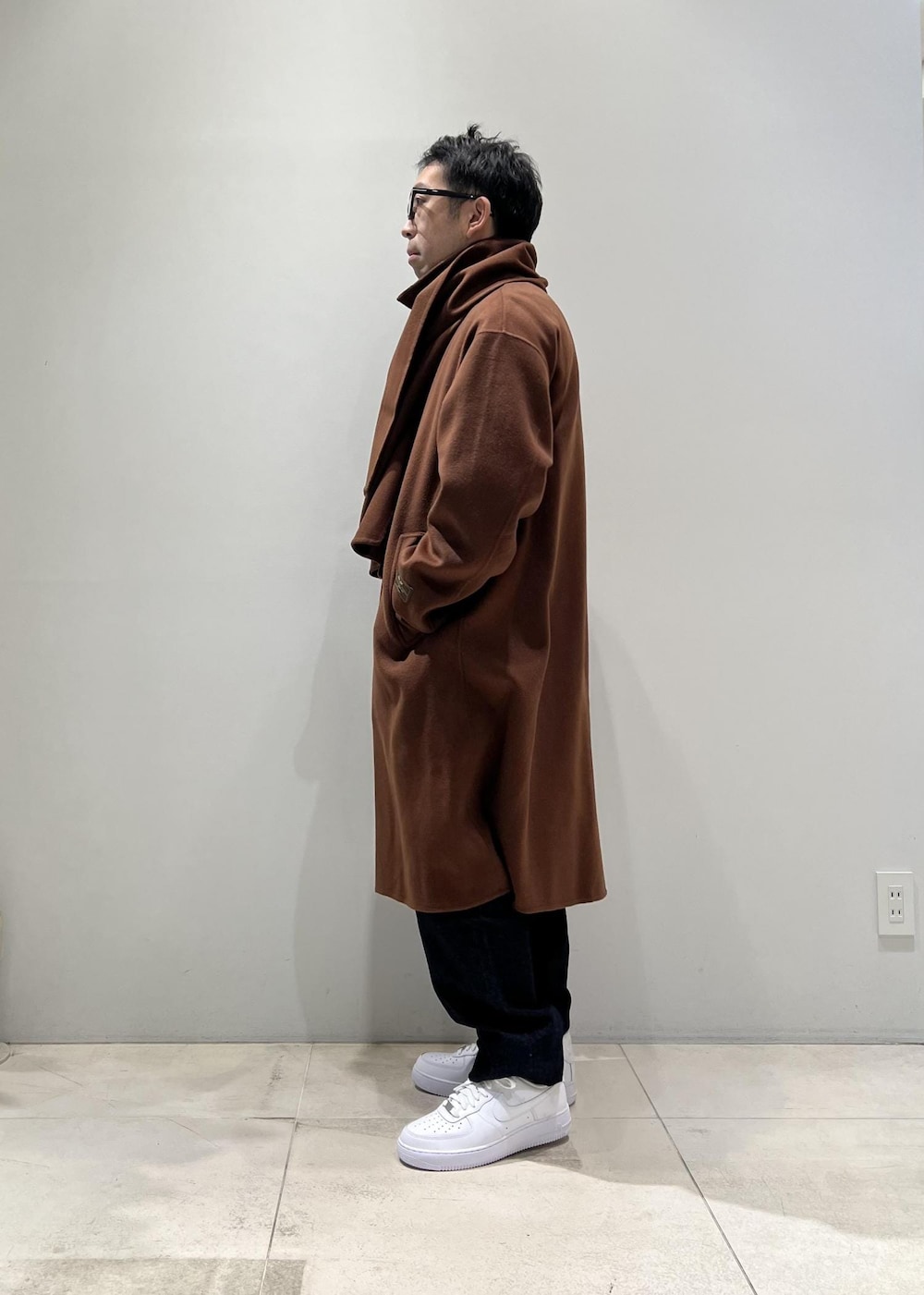 「ADAM ET ROPÉ、HOMME、UNISEX、骨格ストレート、イエベ、きれいめカジュアル、カジュアル、秋コーデ、冬コーデ、秋ファッション、冬ファッション、アウター、コート、デニムパンツ、メガネ」｜「Levi'sの【Levi's(R) for BIOTOP】568 STAY LOOSE / UNISEX（デニムパンツ、ブルー系）」を使った、Yuuki Mizさん（メンズ・165cm）の冬コーディネートの3枚目の写真