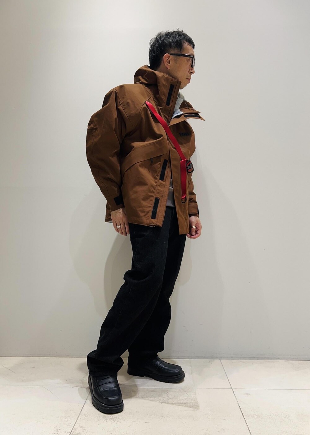 「ADAM ET ROPÉ、HOMME、UNISEX、骨格ストレート、イエベ、きれいめ、カジュアル、大人カジュアル、アウトドア、アースカラー、ジャケット、ブルゾン」｜「ADAM ET ROPE'の【コットンUSA】デニム センタークリース スラックス / サステナブル / セットアップ対応（デニムパンツ、ブラック系）」を使った、Yuuki Mizさん（メンズ・165cm）の秋コーディネートの2枚目の写真