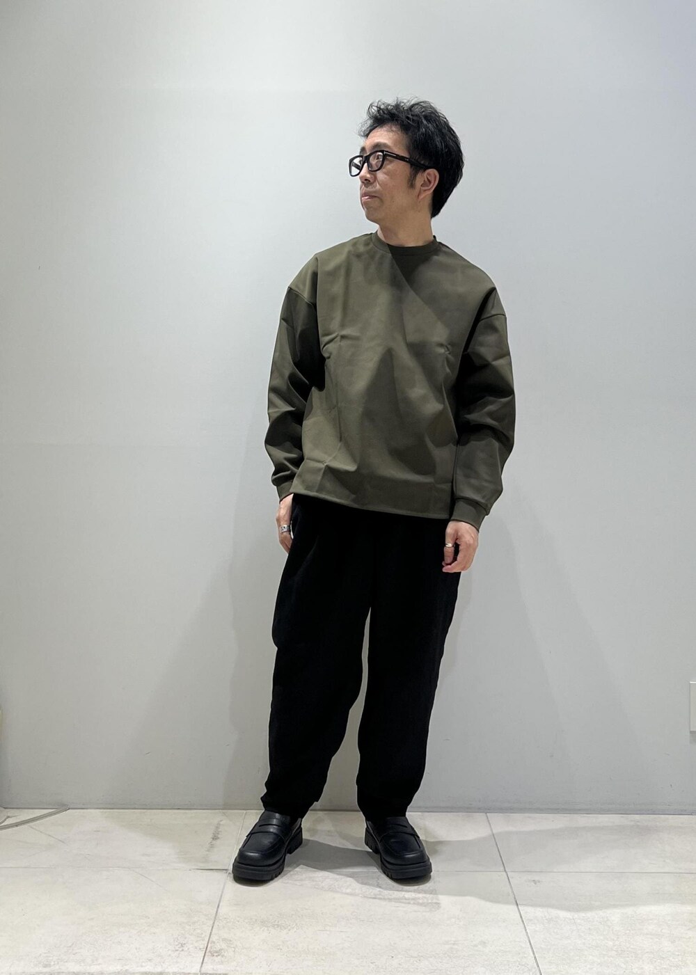 「ADAM ET ROPÉ、HOMME、UNISEX、骨格ストレート、イエベ、秋コーデ、秋ファッション、ブーツ」｜「ADAM ET ROPE'の【CESSE】スクラップレザーボリュームソールローファー/リサイクルレザー/ユニセックス（ローファー、ブラック系）」を使った、Yuuki Mizさん（メンズ・165cm）の秋コーディネートの6枚目の写真