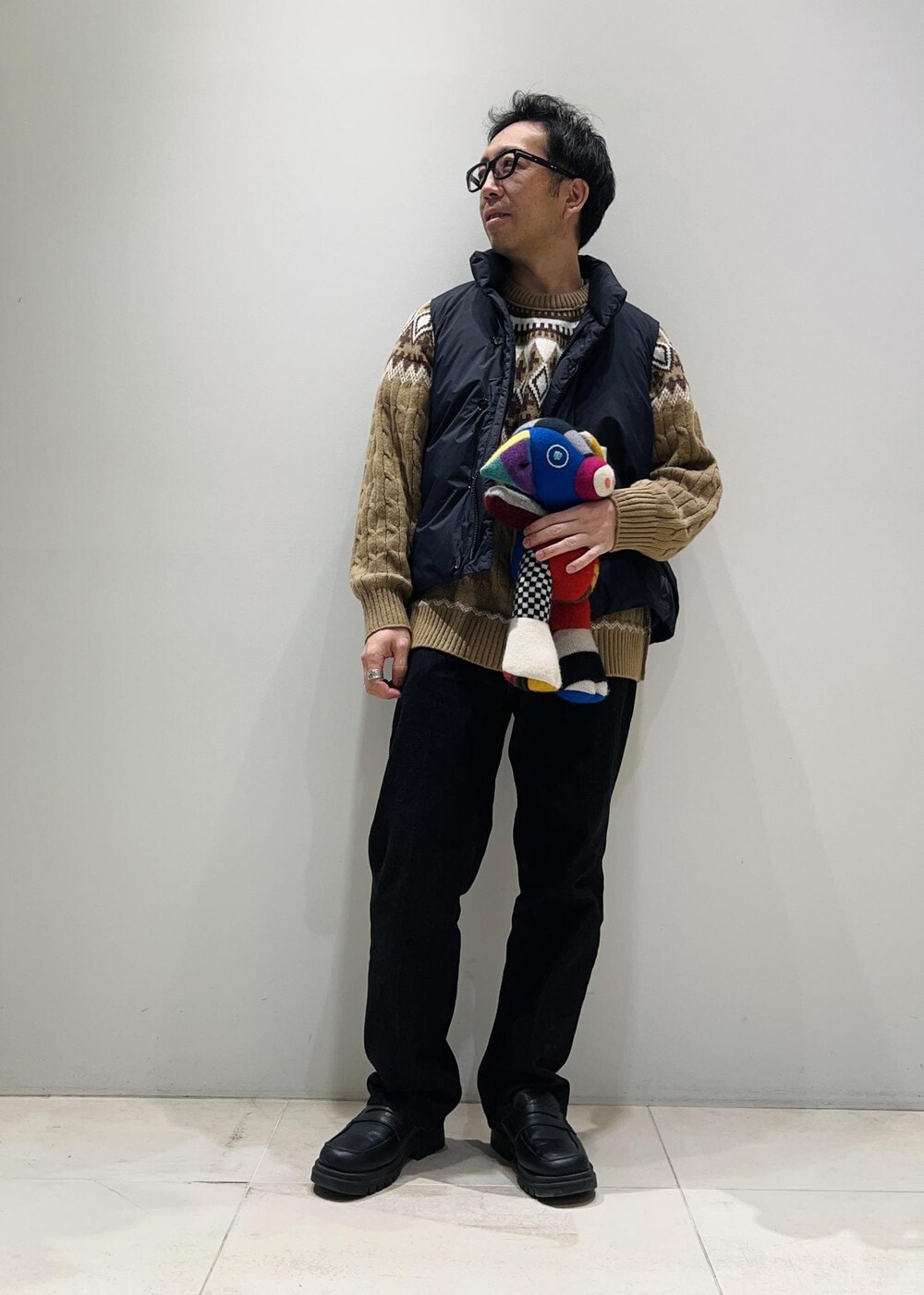 「SNaPMeAward23w、クリスマス、クリスマスデート、クリスマスコーデ、ADAM ET ROPÉ、HOMME、UNISEX、骨格ストレート、イエベ、きれいめカジュアル、カジュアル、大人カジュアル、秋コーデ、冬コーデ、秋ファッション」｜「ADAM ET ROPE'の【コットンUSA】デニム センタークリース スラックス / サステナブル / セットアップ対応（デニムパンツ、ブラック系）」を使った、Yuuki Mizさん（メンズ・165cm）の冬コーディネートの6枚目の写真