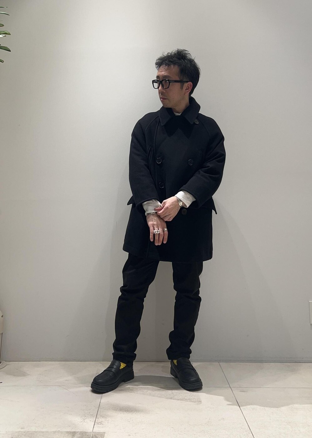 「ADAM ET ROPÉ、HOMME、UNISEX、骨格ストレート、イエベ、冬、冬コーデ、冬ファッション、シャツ、ジャケット、コート、メガネ」｜「ADAM ET ROPE'の【CESSE】スクラップレザーボリュームソールローファー/リサイクルレザー/ユニセックス（ローファー、ブラック系）」を使った、Yuuki Mizさん（メンズ・165cm）の冬コーディネートの2枚目の写真