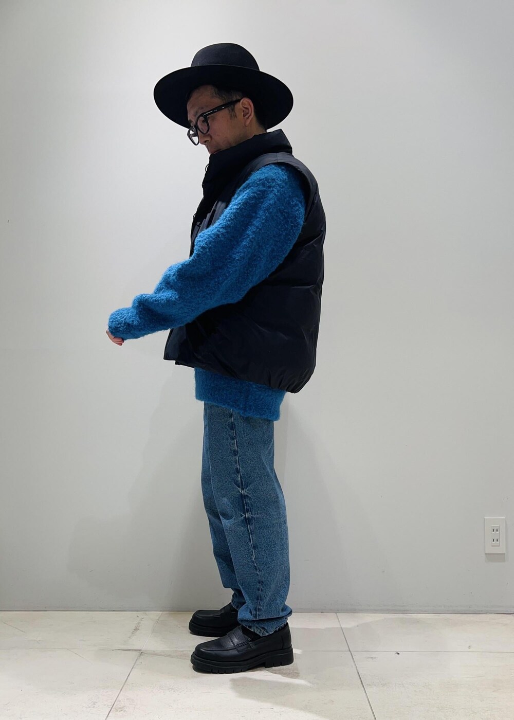 「ユニセックス、ADAM ET ROPÉ、HOMME、UNISEX、骨格ストレート、イエベ、ボリューム袖、ニット、デニムパンツ」｜「ADAM ET ROPE'の【CESSE】スクラップレザーボリュームソールローファー/リサイクルレザー/ユニセックス（ローファー、ブラック系）」を使った、Yuuki Mizさん（メンズ・165cm）の秋コーディネートの5枚目の写真