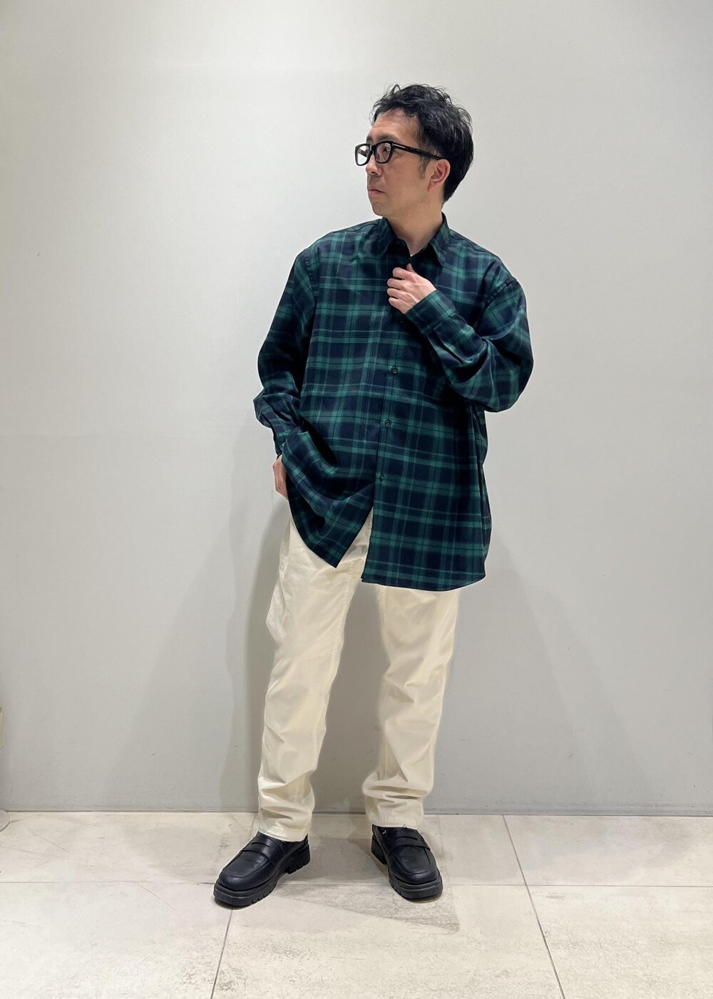 「チェックシャツ、ADAM ET ROPÉ、HOMME、UNISEX、骨格ストレート、イエベ、春コーデ、春ファッション、オーバーサイズ、ビッグシルエット、シャツ」｜「Gramicciの【別注】《WEB限定 GRAMICCI / グラミチ》NN PANTS / GARMENT DYE TIGHT FIT（その他パンツ、ホワイト系）」を使った、Yuuki Mizさん（メンズ・165cm）の春コーディネートの3枚目の写真