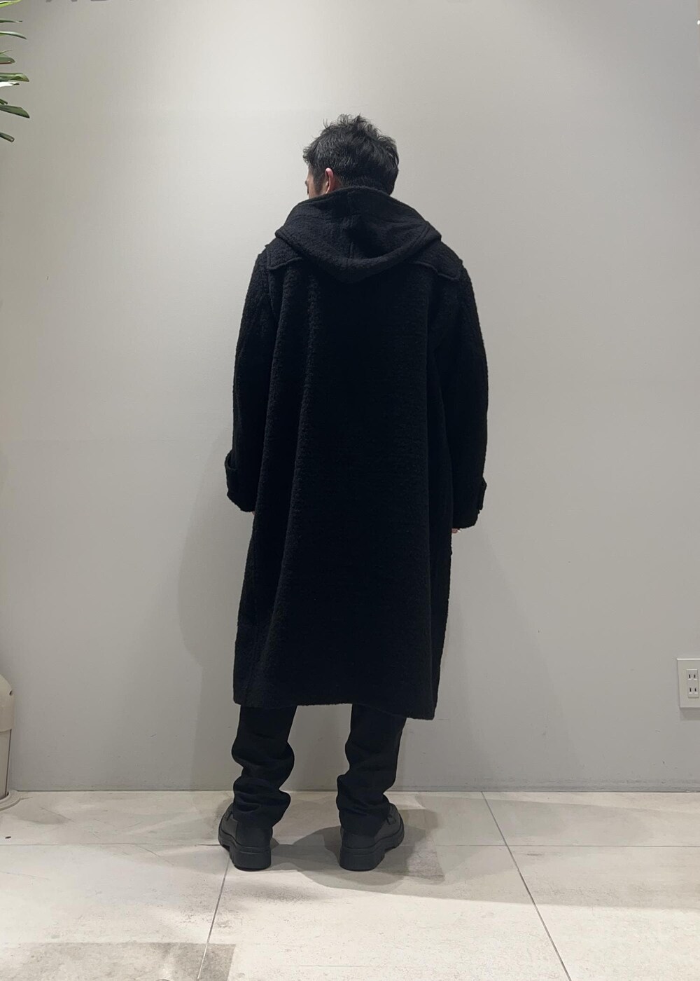 「ダッフルコート、ADAM ET ROPÉ、HOMME、UNISEX、骨格ストレート、イエベ、きれいめ、きれいめカジュアル、モノトーン、シャツ、コート」｜「ADAM ET ROPE'の【CESSE】スクラップレザーボリュームソールローファー/リサイクルレザー/ユニセックス（ローファー、ブラック系）」を使った、Yuuki Mizさん（メンズ・165cm）の冬コーディネートの3枚目の写真