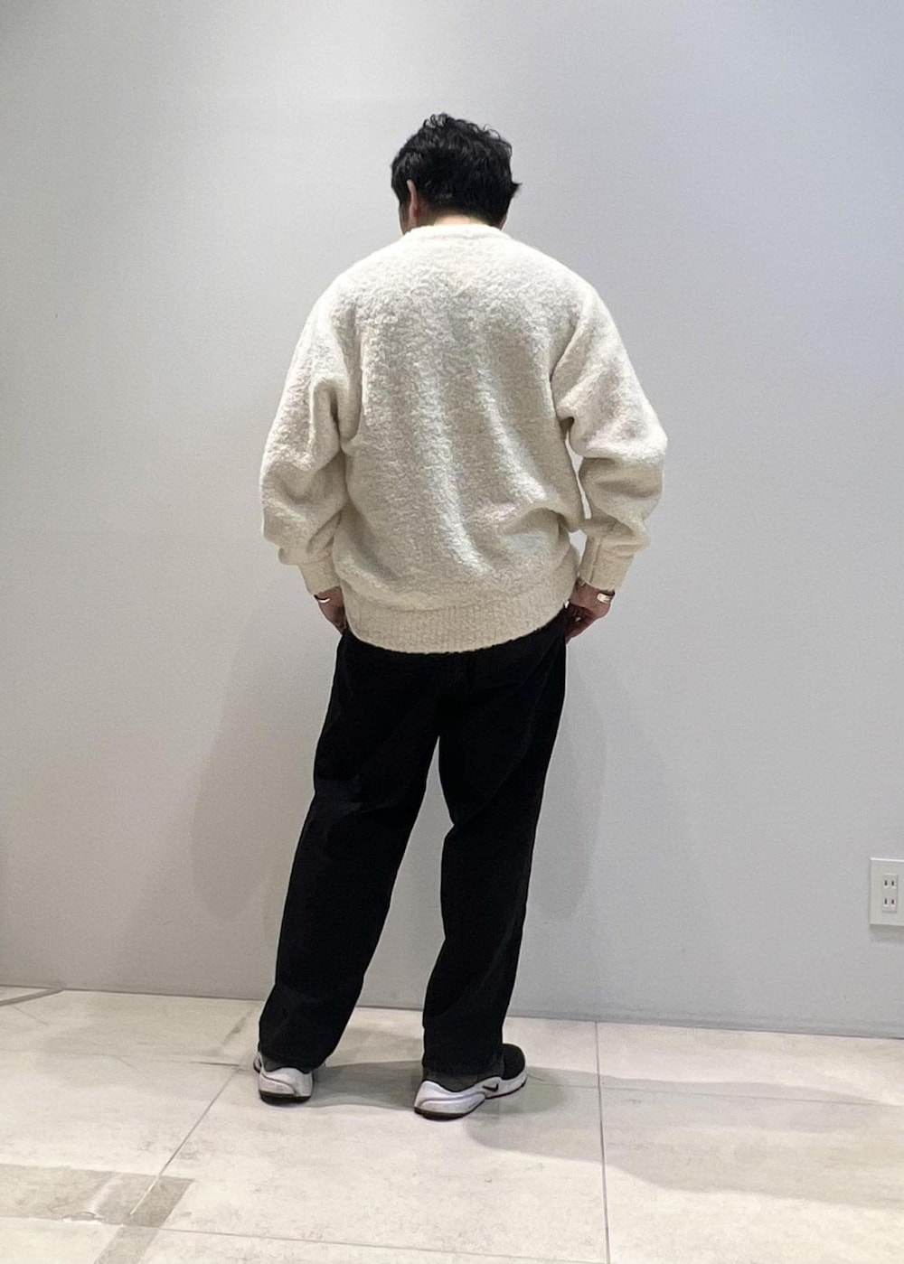 「ADAM ET ROPÉ、HOMME、UNISEX、骨格ストレート、イエベ、秋コーデ、秋ファッション、ニット、コート、デニム」｜「ADAM ET ROPE'の【コットンUSA】ブリーチ ワイド 3タック ワイドデニムパンツ/サステナブル（デニムパンツ、ブラック系）」を使った、Yuuki Mizさん（メンズ・165cm）の秋コーディネートの6枚目の写真
