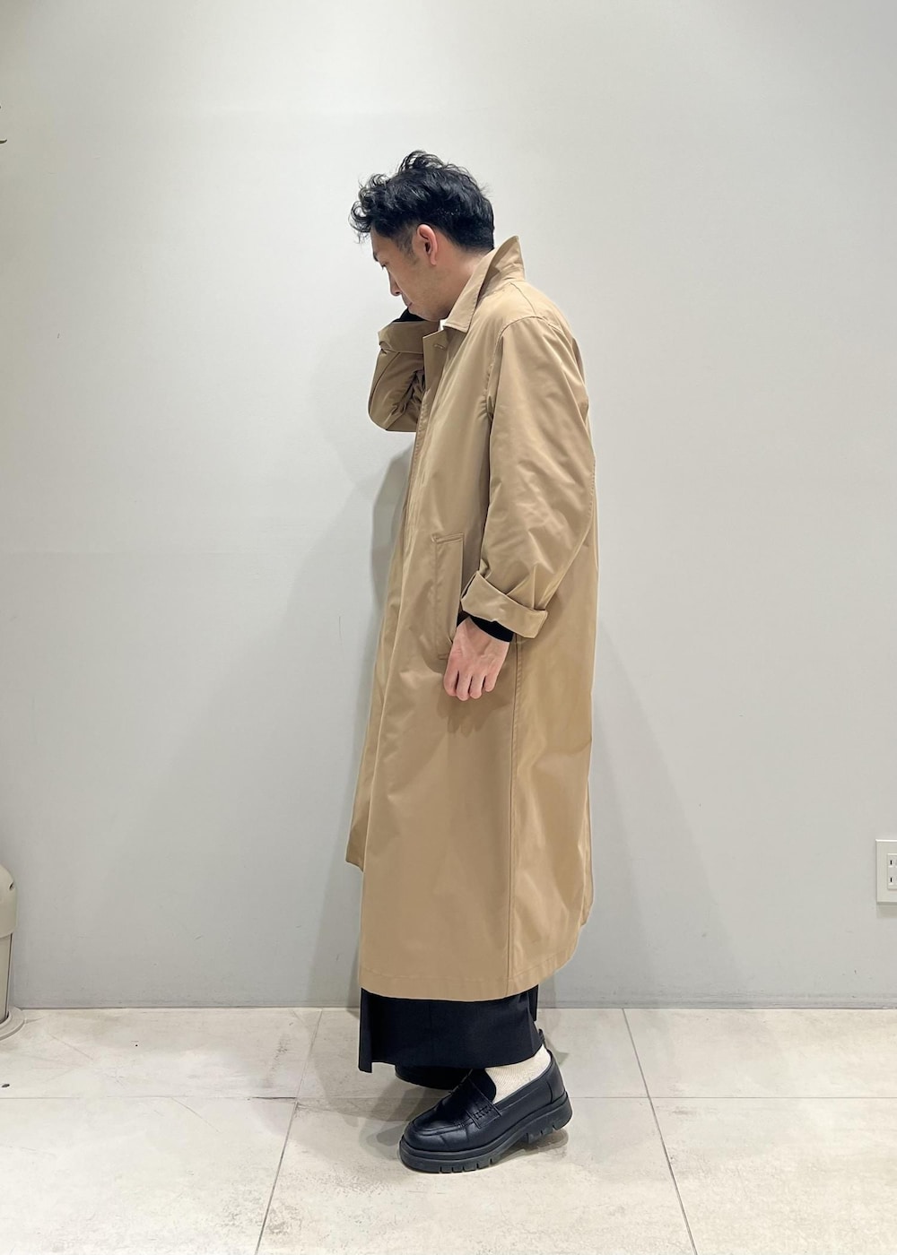 「24SS春の新作、ADAM ET ROPÉ、HOMME、UNISEX、骨格ストレート、イエベ、きれいめカジュアル、大人カジュアル、春、秋、冬、春コーデ、秋コーデ、冬コーデ、春ファッション」｜「ADAM ET ROPE'の撥水 高密度ウェザー ステンカラー オーバー コート / ロングシーズン着用可能 / ユニセックス（ステンカラーコート、イエロー系）」を使った、Yuuki Mizさん（メンズ・165cm）の春コーディネートの4枚目の写真