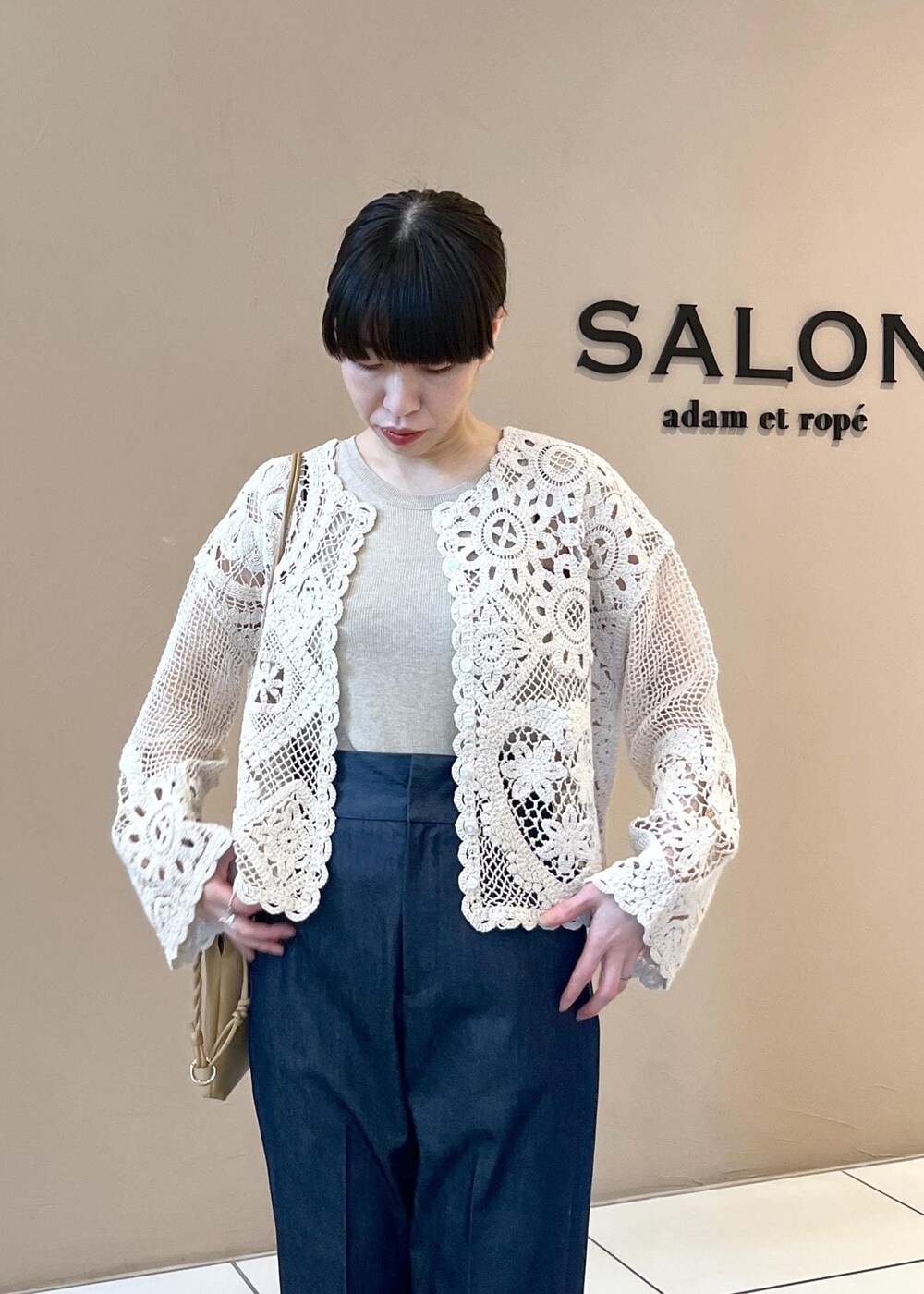 その他のサンダル、ベージュ系のタンクトップ、ホワイト系のカーディガン/ボレロを着用したレディースの春コーディネートの5枚目の写真