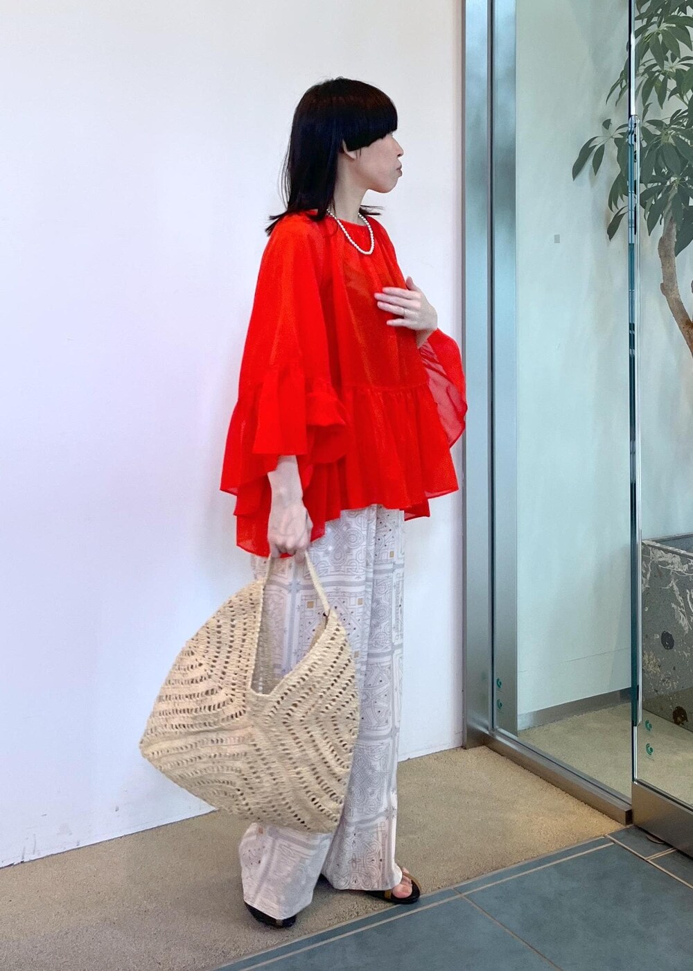 ベージュ系のサンダル、ホワイト系のかごバッグ、ベージュ系のその他パンツを着用したレディースの夏コーディネートの5枚目の写真