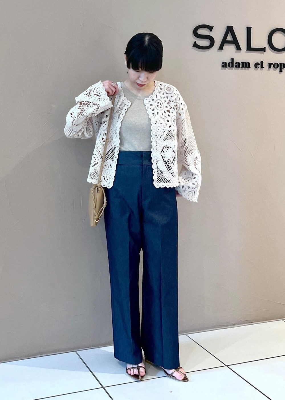 その他のサンダル、ベージュ系のタンクトップ、ホワイト系のカーディガン/ボレロを着用したレディースの春コーディネートの3枚目の写真