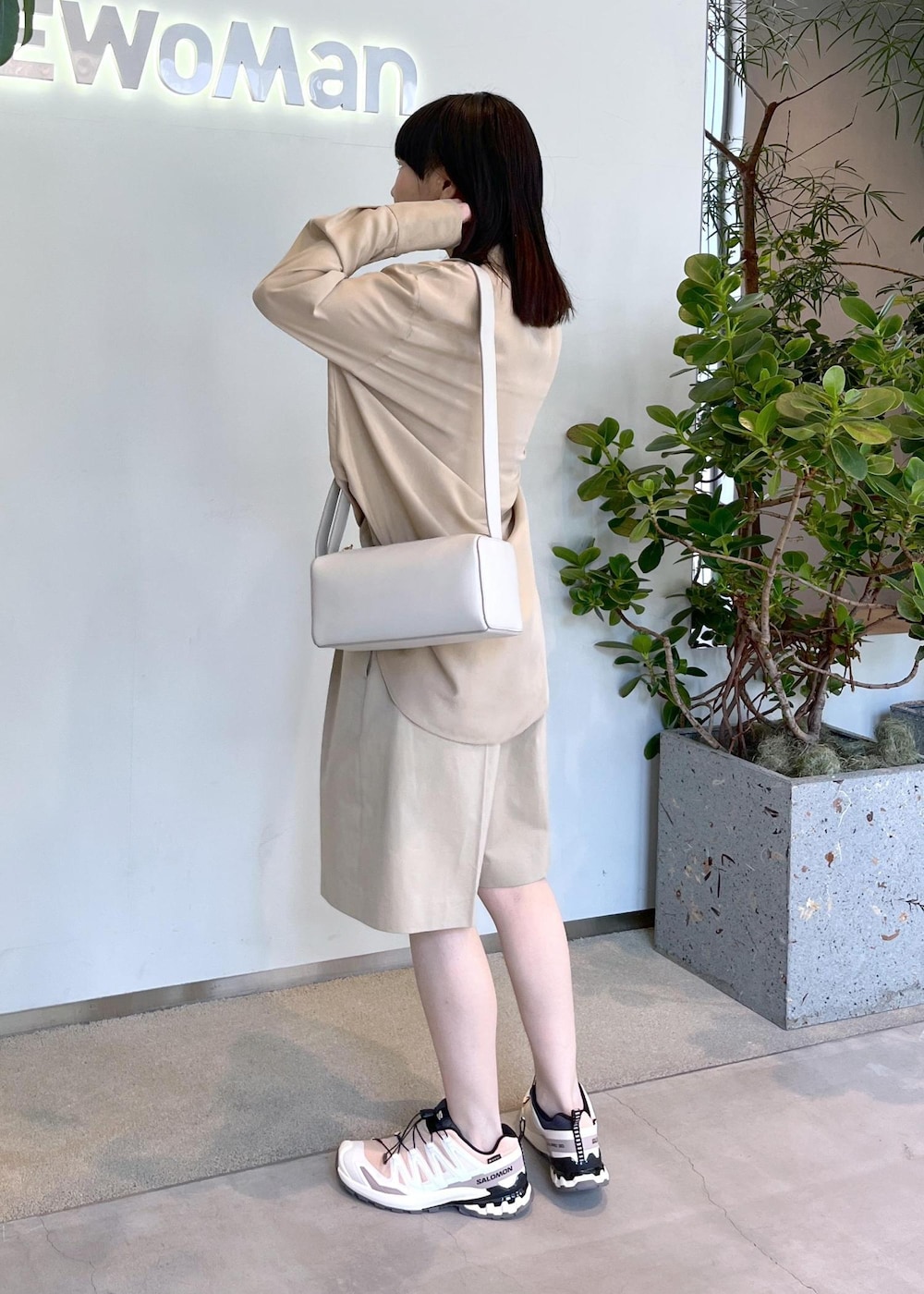 グレー系のショルダーバッグ、ベージュ系のその他パンツ、ベージュ系のシャツ/ブラウスを着用したレディースの春コーディネートの3枚目の写真