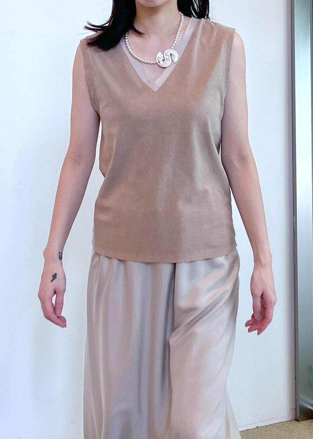 ベージュ系のスカート、ベージュ系のタンクトップ、グリーン系のストール/ショールを着用したレディースの夏コーディネートの7枚目の写真