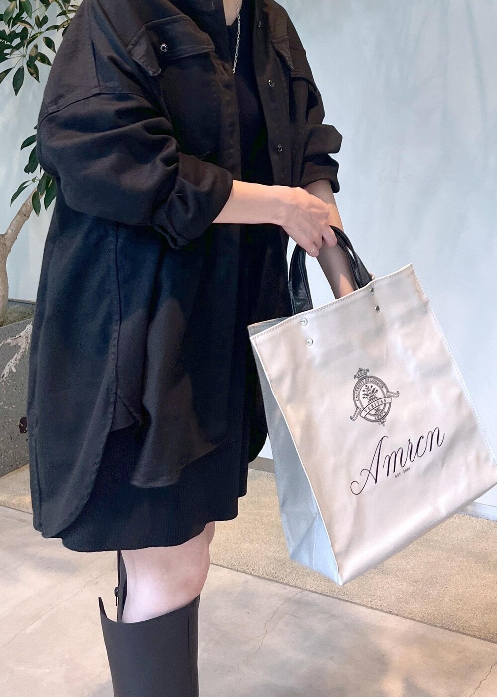 「Americana、羽織、サロンアダムエロペ、ブラック、レザー、ロングブーツ、初秋コーデ、秋コーデ、初冬コーデ、デートコーデ、お出かけコーデ、女子会コーデ、モード、大人カジュアル、スカートスタイル」｜「SALON adam et rope'の【Smile Cotton】カップ付きアメリカンスリーブタンクトップ（タンクトップ、ブラック系）」を使った、miku.さん（レディース・153cm）の秋コーディネートの6枚目の写真