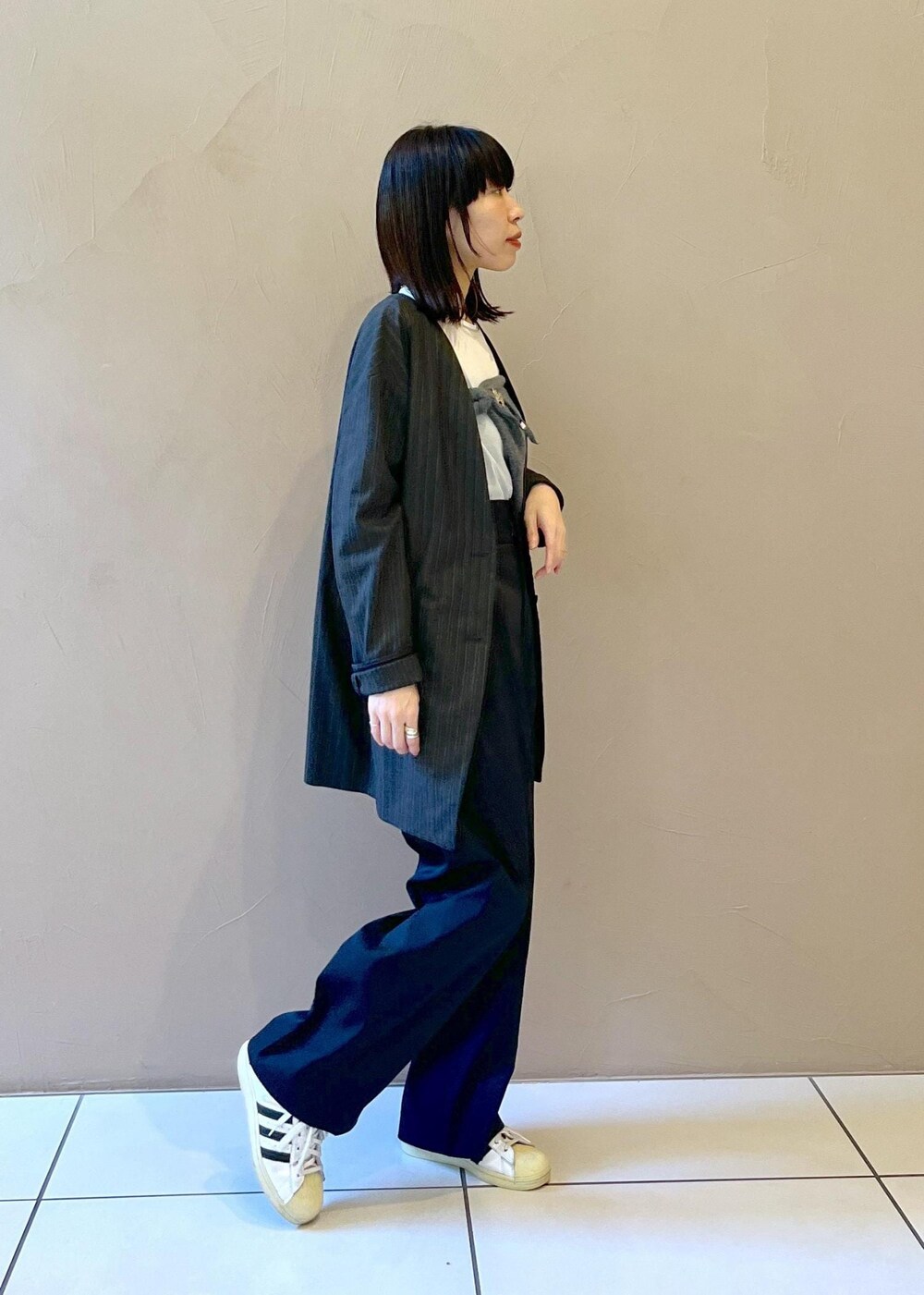 「ブラック、グレー、ロング、ジャケット、オーバーサイズ、ノーカラー、カットソー、クルーネック、ハイウエスト、センタープレス、スニーカー、初秋コーデ、秋コーデ、初冬コーデ、お仕事コーデ」|「SALON adam et rope'の【雑誌掲載】【追加】レザーボックスショルダーバッグ/クロスボディバッグ(ショルダーバッグ、ブラック系)」を使った、miku.さん(レディース・153cm)の夏コーディネートの5枚目の写真