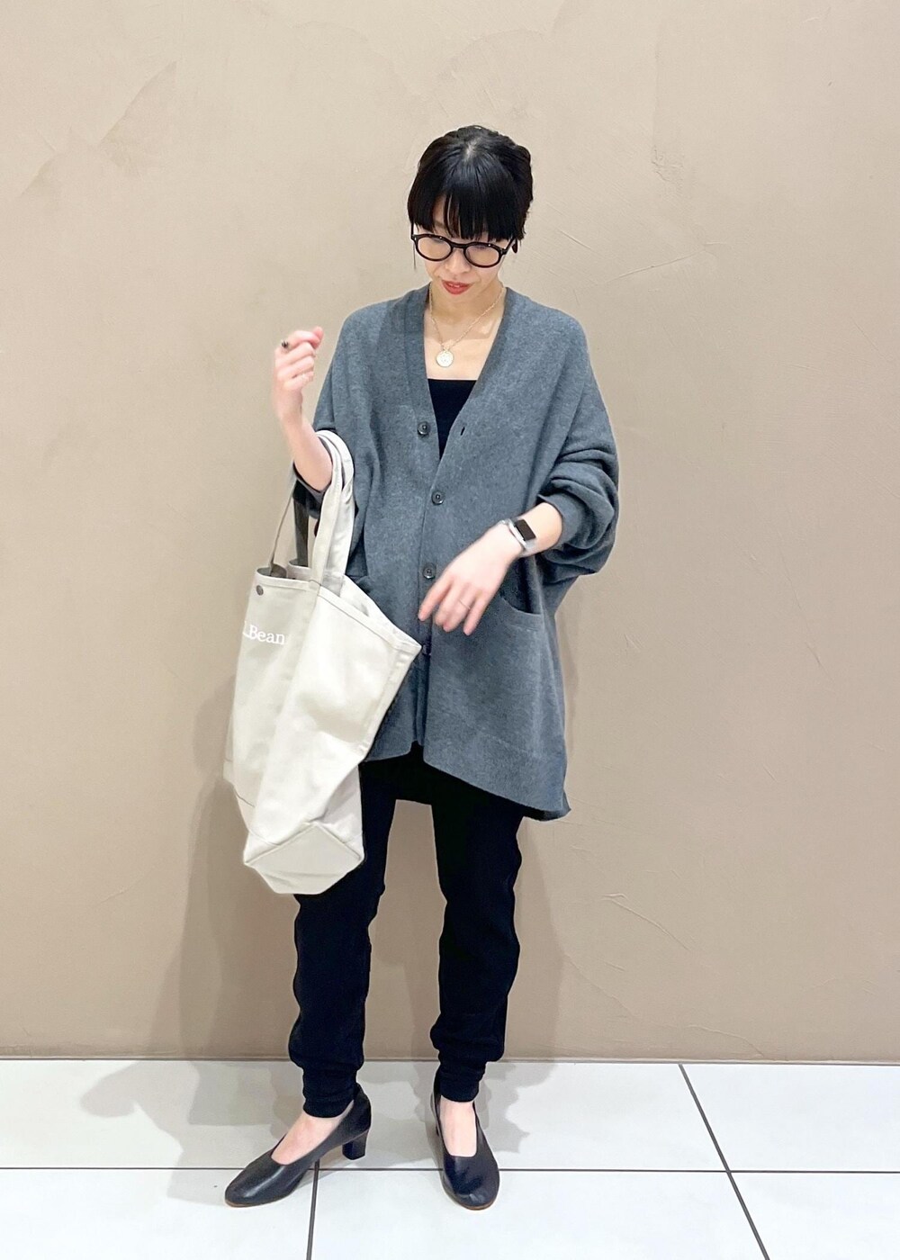 ブラック系のその他パンツを着用したレディースの夏コーディネートの5枚目の写真