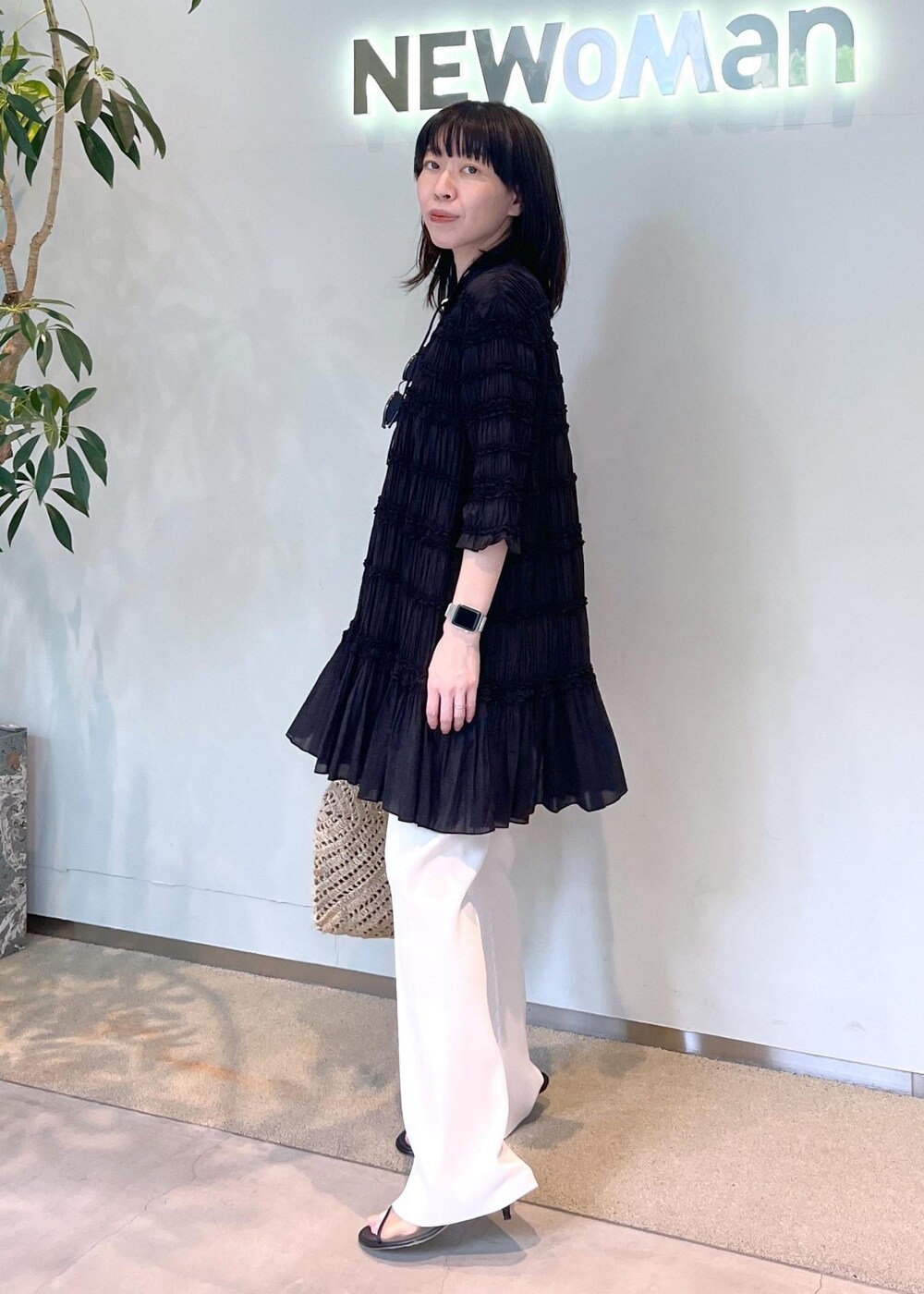 ベージュ系のその他パンツ、ホワイト系のかごバッグを着用したレディースの春コーディネートの3枚目の写真