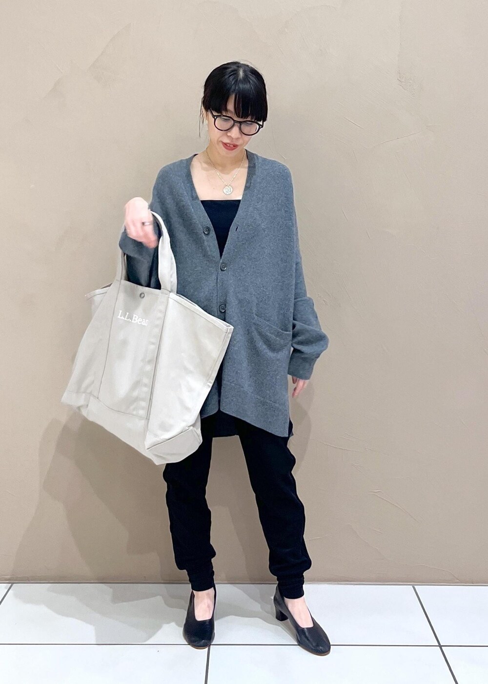 ブラック系のその他パンツを着用したレディースの夏コーディネートの2枚目の写真