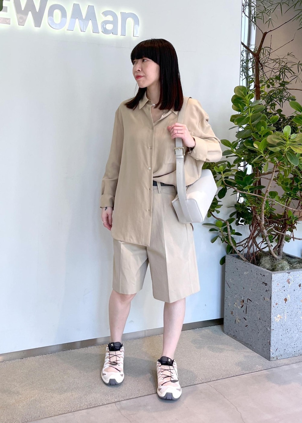 グレー系のショルダーバッグ、ベージュ系のその他パンツ、ベージュ系のシャツ/ブラウスを着用したレディースの春コーディネートの4枚目の写真