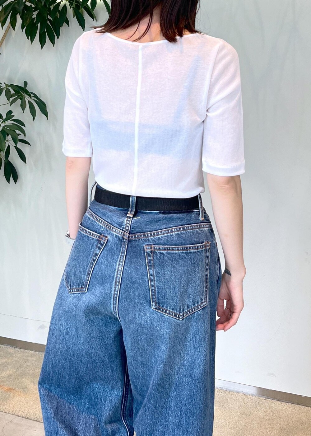 ホワイト系のTシャツ/カットソー、ブルー系のデニムパンツを着用したレディースの夏コーディネートの5枚目の写真