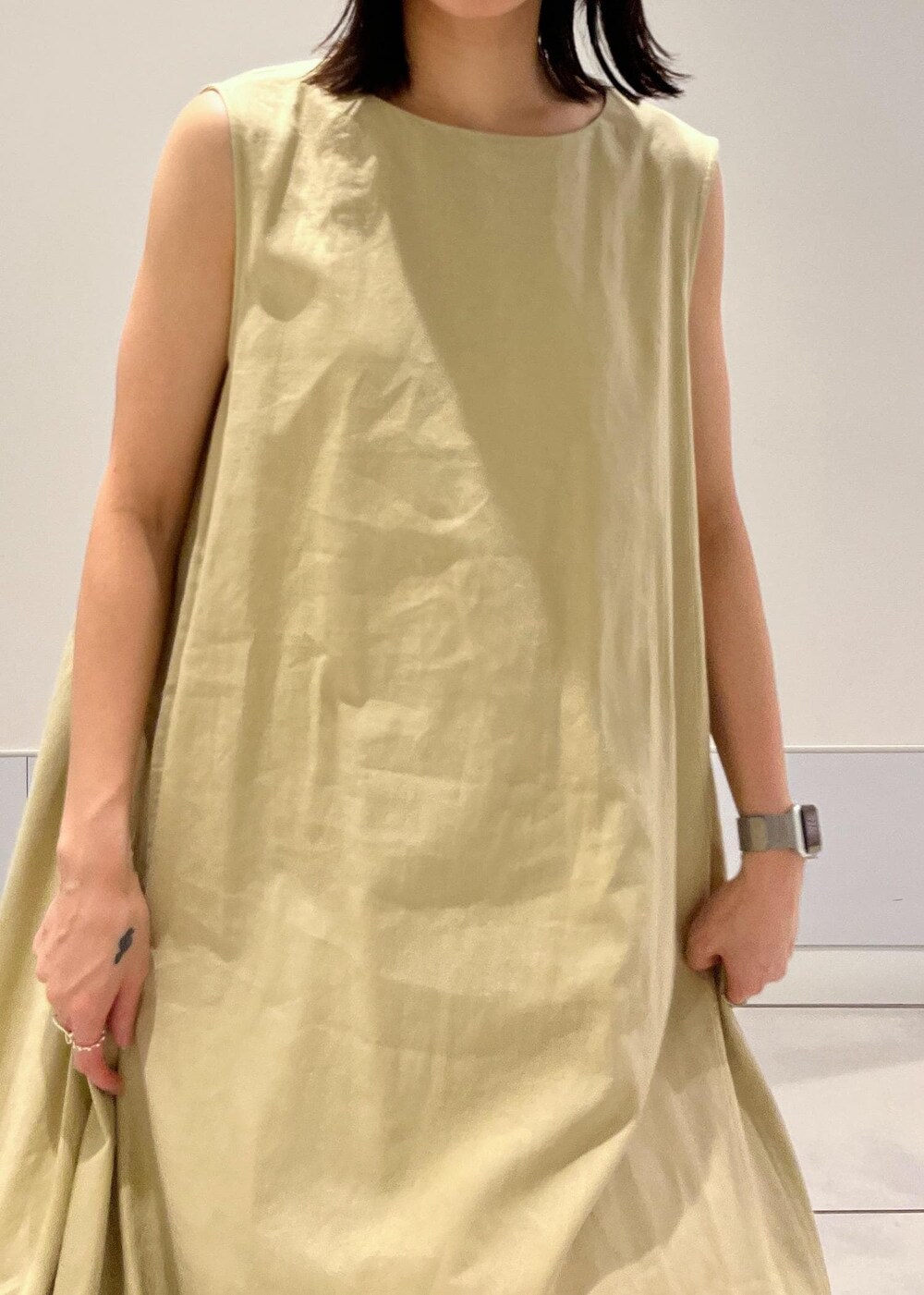 ベージュ系のサンダル、ホワイト系のカーディガン/ボレロを着用したレディースの夏コーディネートの5枚目の写真