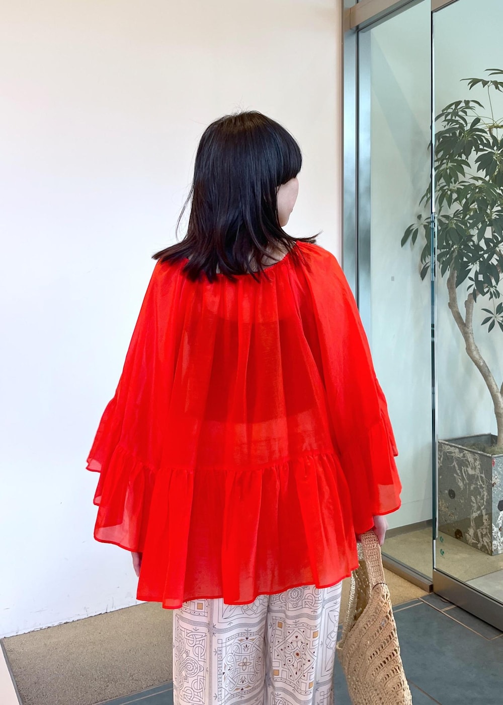 ベージュ系のサンダル、ホワイト系のかごバッグ、ベージュ系のその他パンツを着用したレディースの夏コーディネートの10枚目の写真