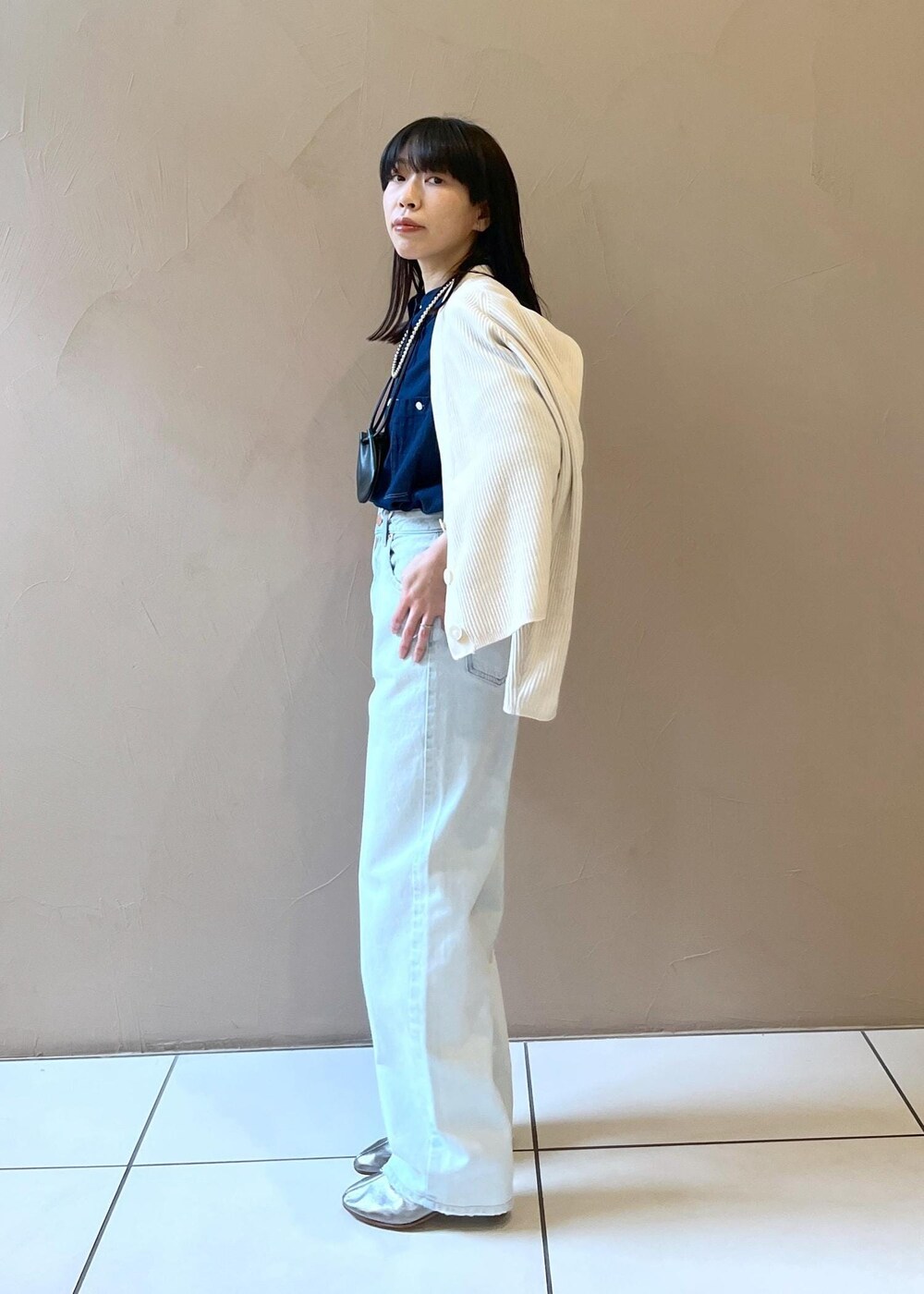 「サロンアダムエロペ、初春コーデ、春コーデ、初夏コーデ、デートコーデ、お出かけコーデ、旅行コーデ、女子会コーデ、大人カジュアル、パンツスタイル、メンズライク、シンプルコーデ、ベーシック、別注アイテム、SALON adam et ropé」｜「heyepの【heyep（ヘイップ）】Leather Mini Sacoche/レザーミニサコッシュ（その他小物、ブラック系）」を使った、miku.さん（レディース・153cm）の冬コーディネートの4枚目の写真