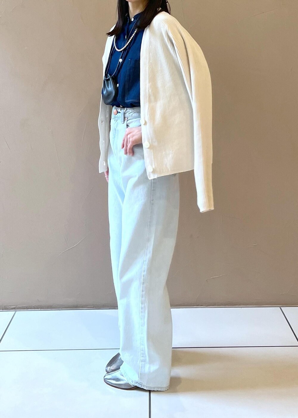 「サロンアダムエロペ、初春コーデ、春コーデ、初夏コーデ、デートコーデ、お出かけコーデ、旅行コーデ、女子会コーデ、大人カジュアル、パンツスタイル、メンズライク、シンプルコーデ、ベーシック、別注アイテム、SALON adam et ropé」｜「heyepの【heyep（ヘイップ）】Leather Mini Sacoche/レザーミニサコッシュ（その他小物、ブラック系）」を使った、miku.さん（レディース・153cm）の冬コーディネートの2枚目の写真