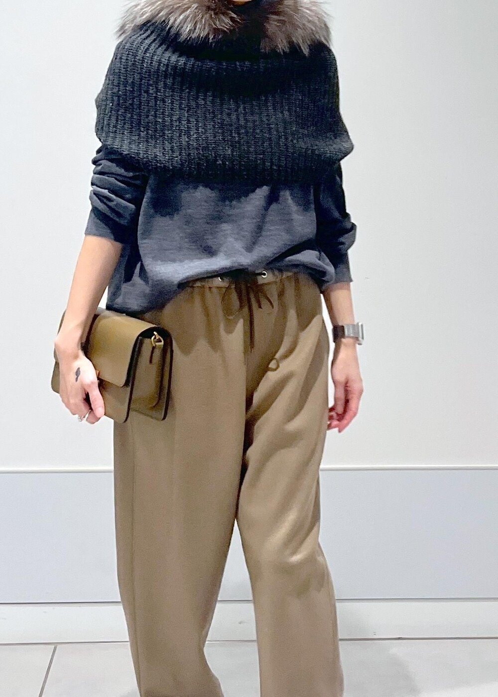 ブラウン系のショルダーバッグ、グレー系のニット/セーター、イエロー系のその他パンツを着用したレディースの秋コーディネートの6枚目の写真