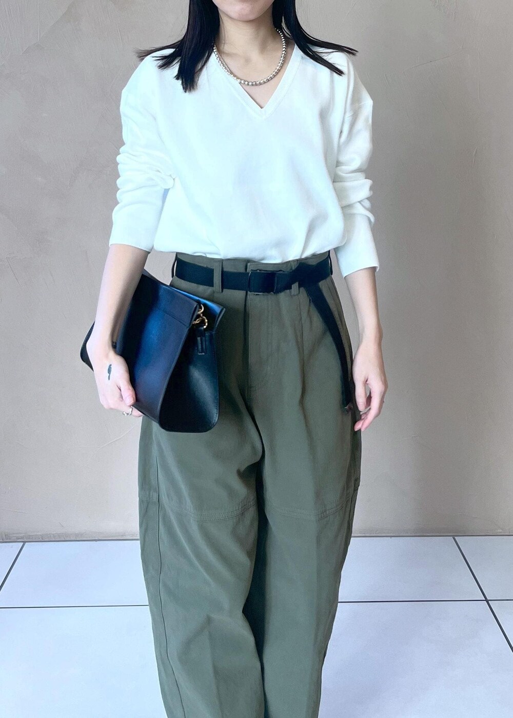 ブラック系のショルダーバッグ、ホワイト系のニット/セーター、グリーン系のその他パンツを着用したレディースの冬コーディネートの5枚目の写真