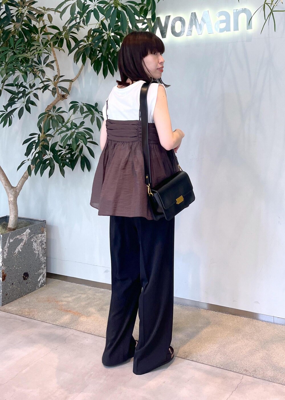 ホワイト系のTシャツ/カットソー、ブラウン系のキャミソール、ブラック系のショルダーバッグを着用したレディースの夏コーディネートの5枚目の写真