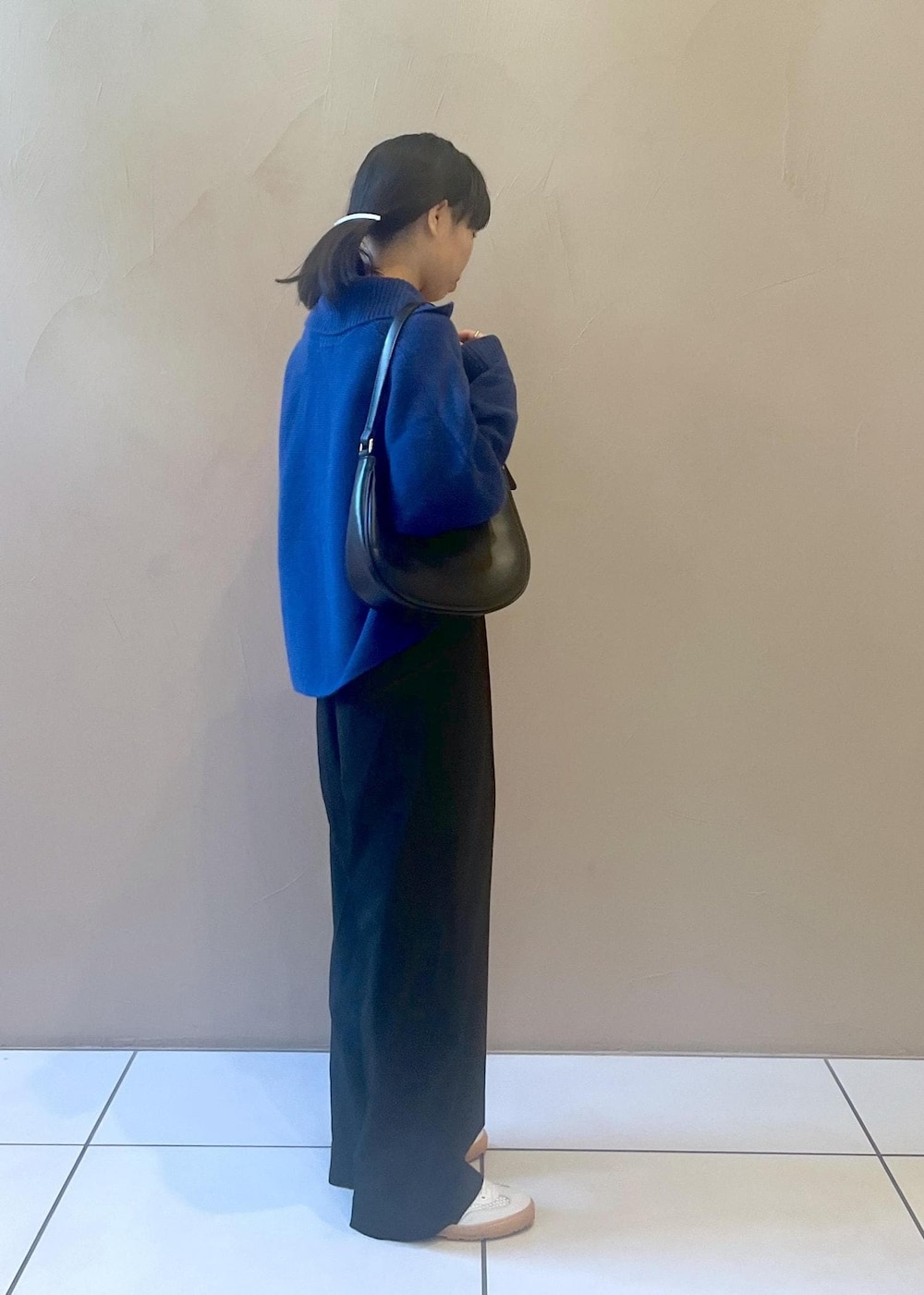 ホワイト系のスニーカー、ブルー系のカーディガン/ボレロ、ブラック系のその他パンツを着用したレディースの秋コーディネートの4枚目の写真