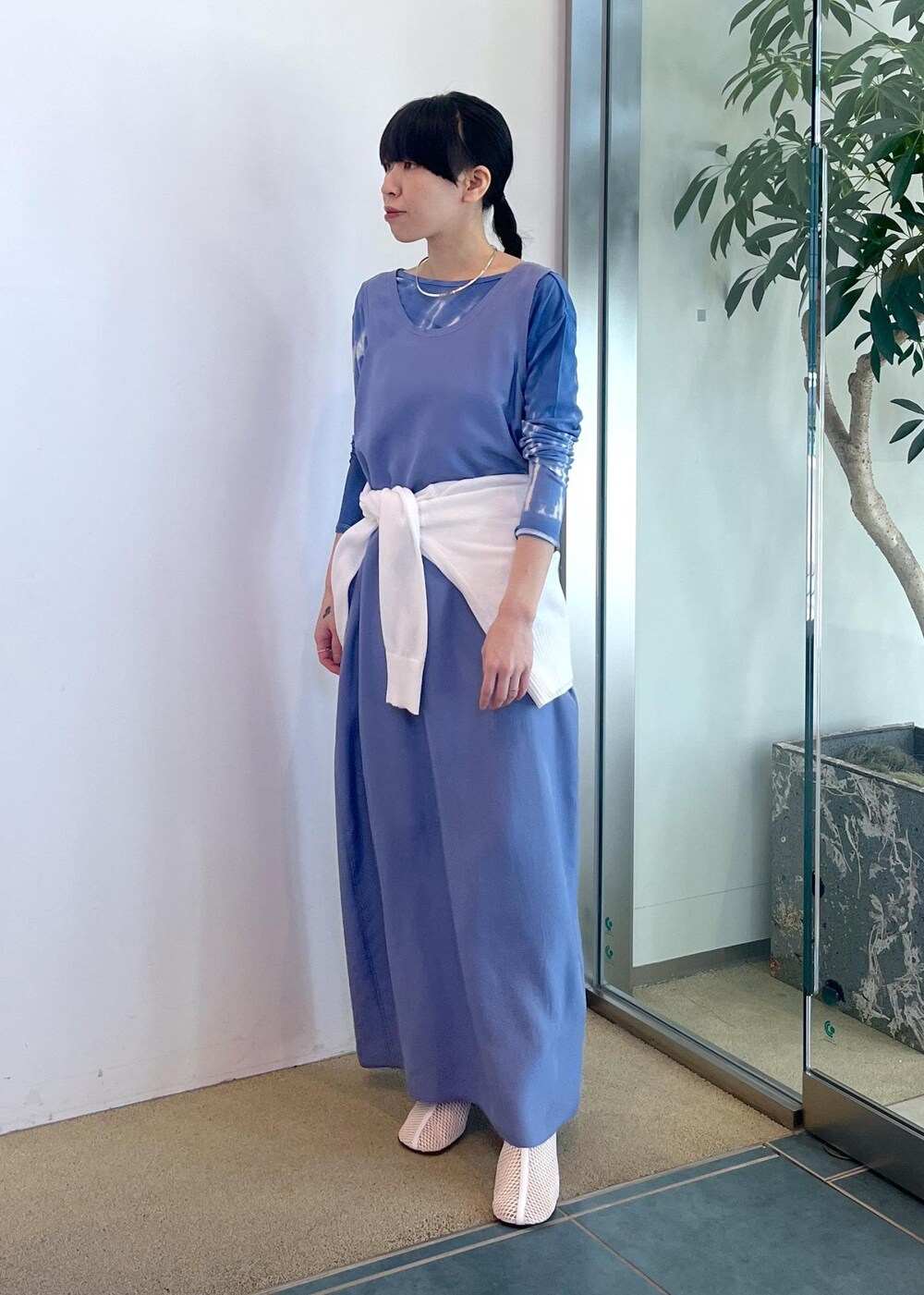 ブルー系のTシャツ/カットソー、ブルー系のワンピース、ホワイト系のカーディガン/ボレロを着用したレディースの春コーディネートの3枚目の写真