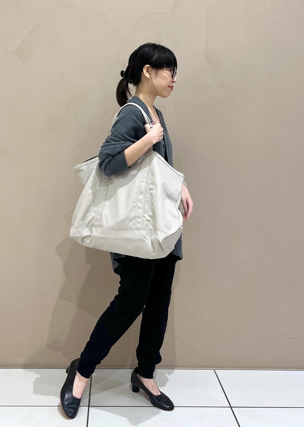 ブラック系のその他パンツを着用したレディースの夏コーディネートの6枚目の写真