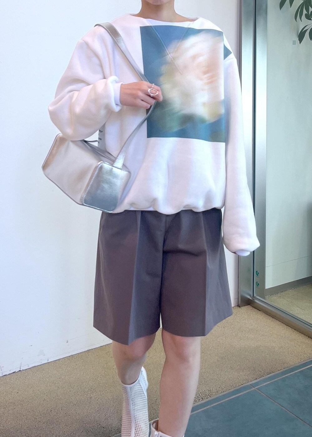 「サロンアダムエロペ、初春コーデ、春コーデ、デートコーデ、お出かけコーデ、旅行コーデ、女子会コーデ、大人カジュアル、パンツスタイル、シンプルコーデ、ベーシック、SALON adam et ropé、ナチュラル、イエベ秋、敏感」｜「SALON adam et rope'の【追加】レザーボックスショルダーバッグ（ショルダーバッグ、シルバー系）」を使った、miku.さん（レディース・153cm）の春コーディネートの5枚目の写真