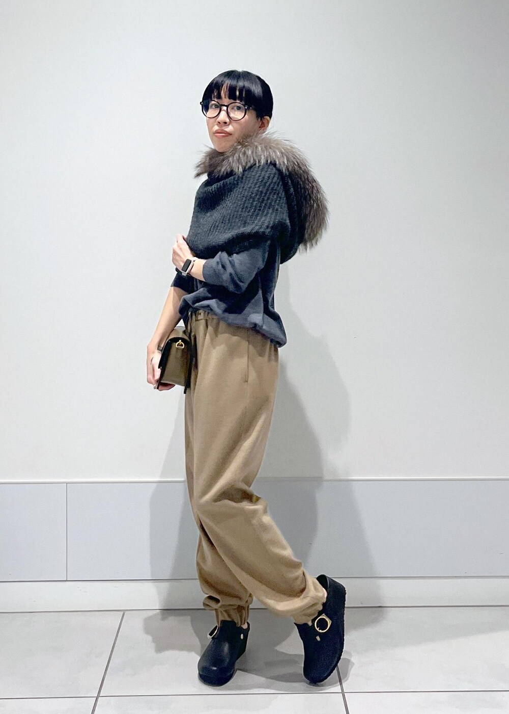 ブラウン系のショルダーバッグ、グレー系のニット/セーター、イエロー系のその他パンツを着用したレディースの秋コーディネートの5枚目の写真